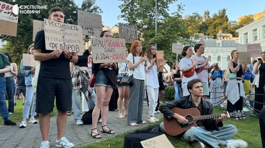 В Украине продолжились акции протеста против отставки министра обороны