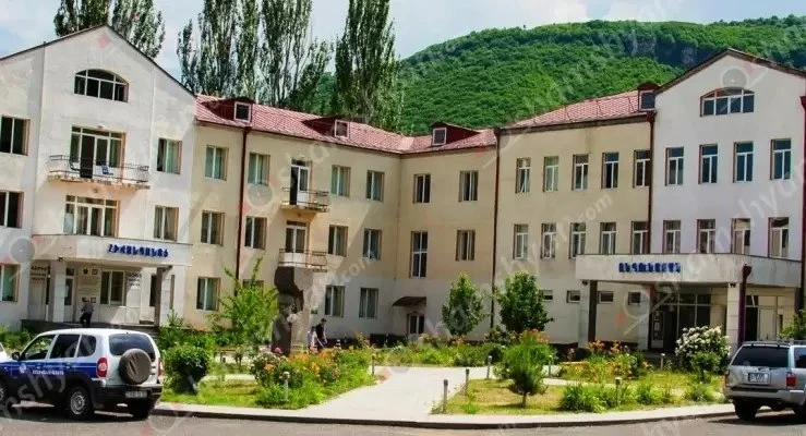 Начальник Экологической патрульной службы Гориса скоропостижно скончался во время церемонии панихиды по отцу депутата от «ГД»