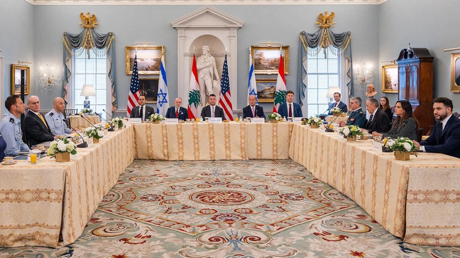 Трамп захотел забрать из Госдепа люстру или картину для Белого дома