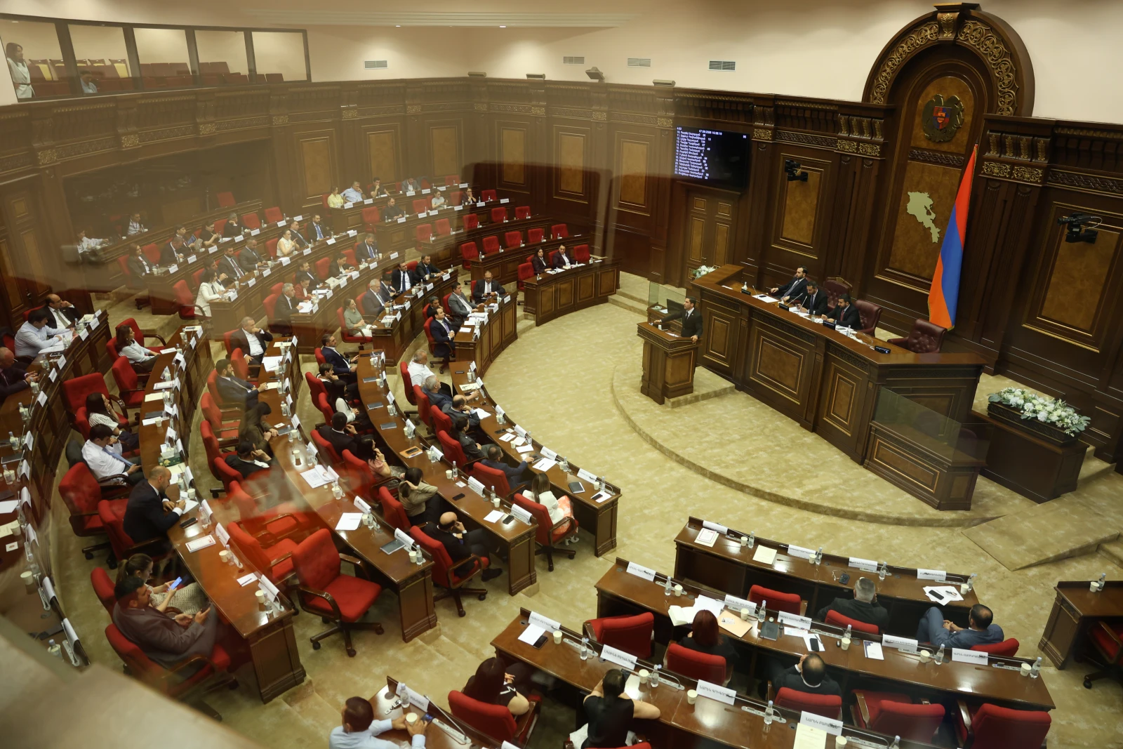 «Грапарак»: На счета покидающих парламент депутатов перевели 5 млн драмов