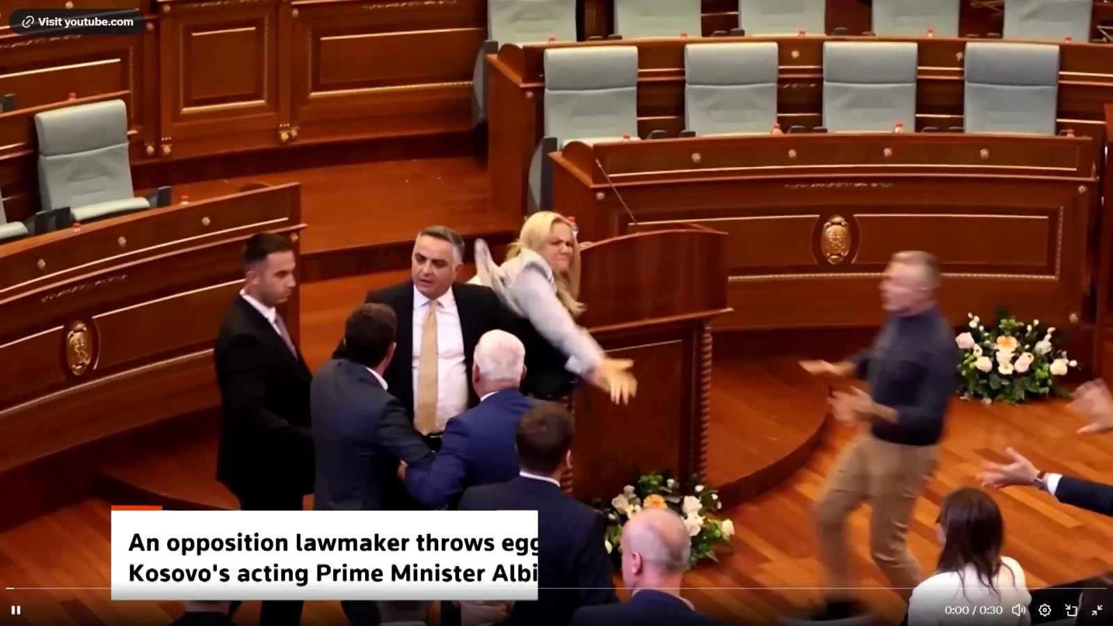 В Косово депутат сорвала заседание парламента, забросав премьер-министра яйцами