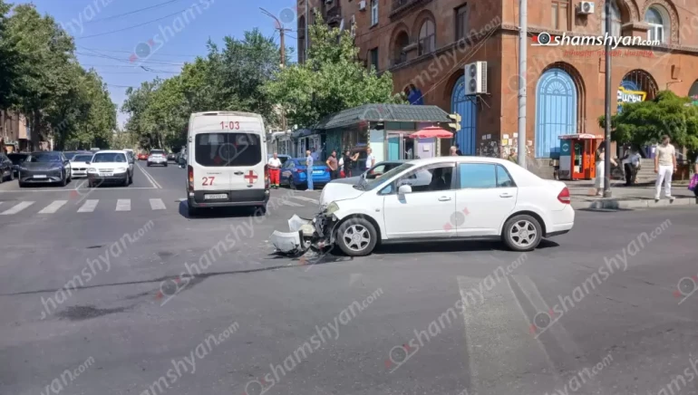В Ереване столкнулись «Nissan Tiida» и машина «скорой помощи»: есть пострадавший