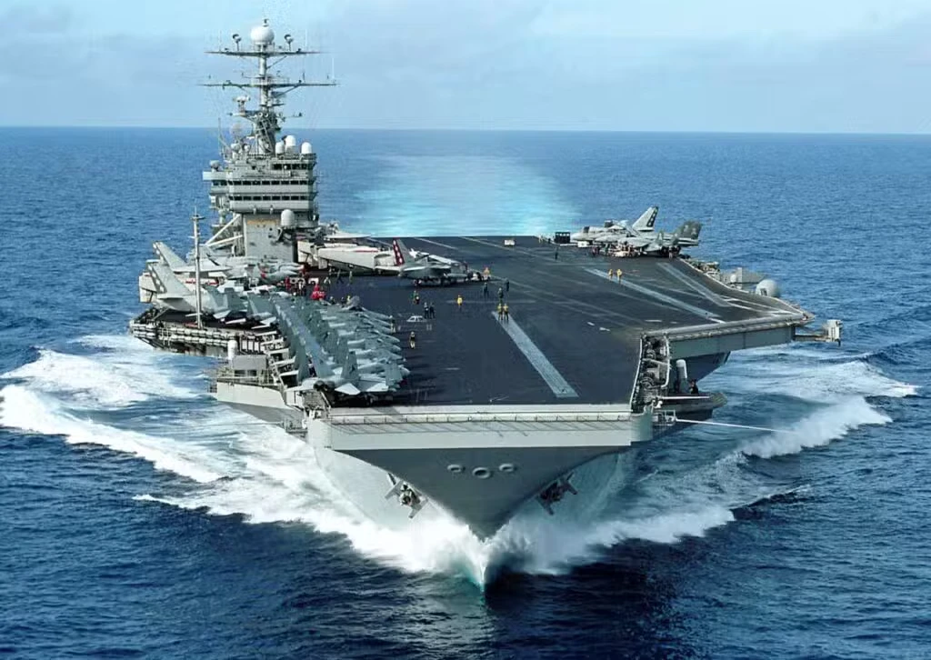 Авианосец ВМС США USS George Washington срочно направляется на Ближний Восток из-за проблем на борту USS Abraham Lincoln
