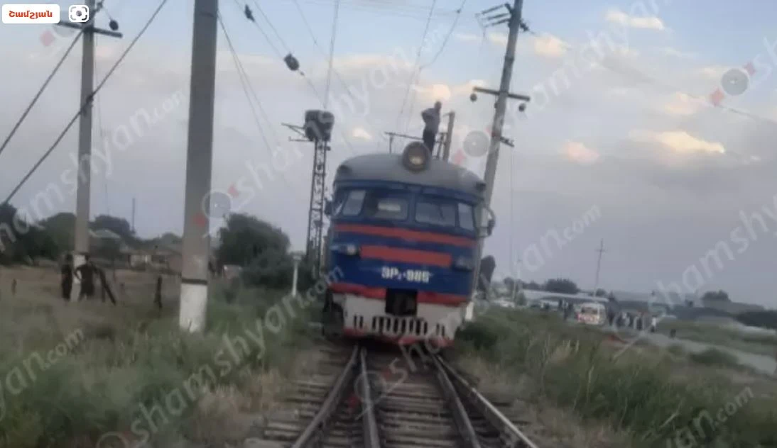 В Джрарате электрический провод оборвался и упал на крышу вагона поезда Ереван — Гюмри: вспыхнул пожар