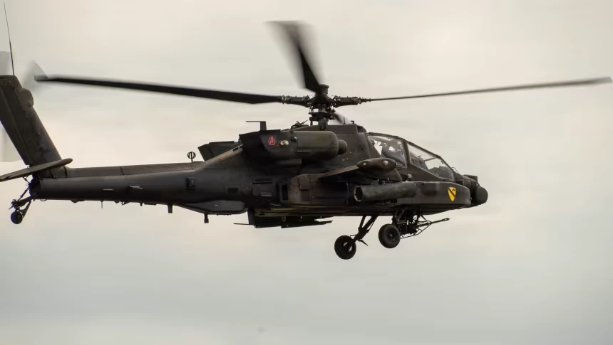 После крушения вертолёта Apache в Техасе армия США приостановила все учебные полеты