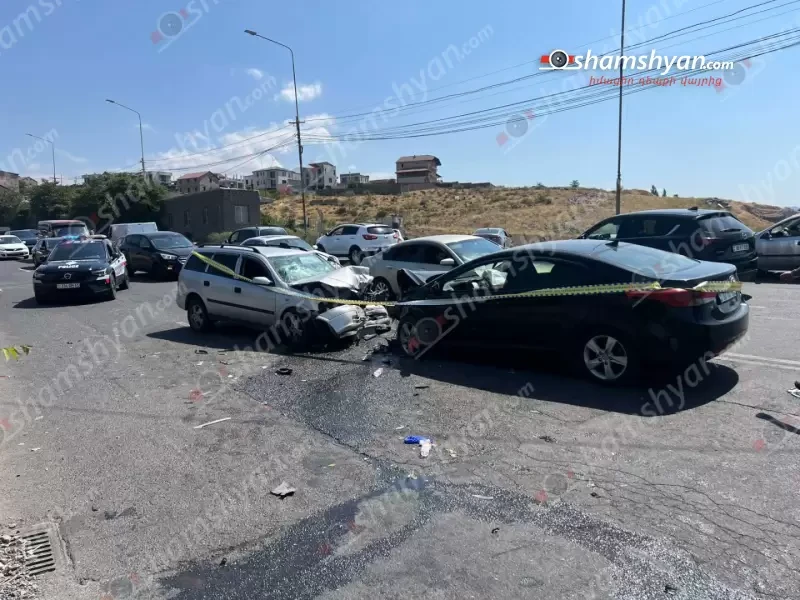 Դավիթ Բեկի փողոցում բախվել են 3 մեքենաներ, որոնցից 2-ը ճակատային են բախվել. կան վիրավորներ