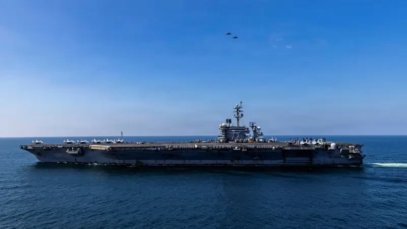 USS Abraham Lincoln ավիակիրը ռեկորդային տևական տեղակայումից հետո տուն վերադառնալիս անցել է Սինգապուրի կողքով