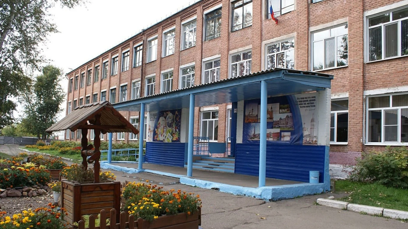 В Красноярском крае школьница напала на учительницу во время линейки: Пострадали 7 человек