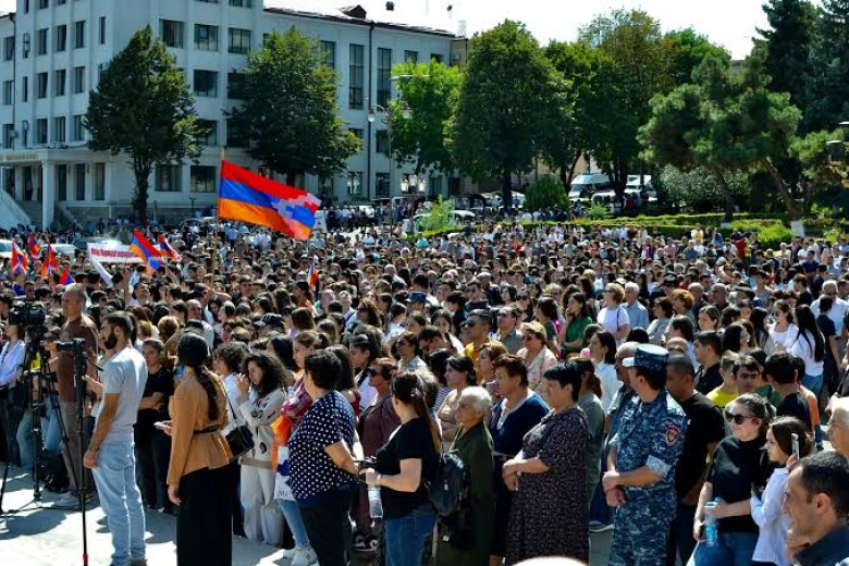 «Իրավունք». Արցախյան գեներալ-բիզնեսմենները անհասանելի են արցախահայերի համար