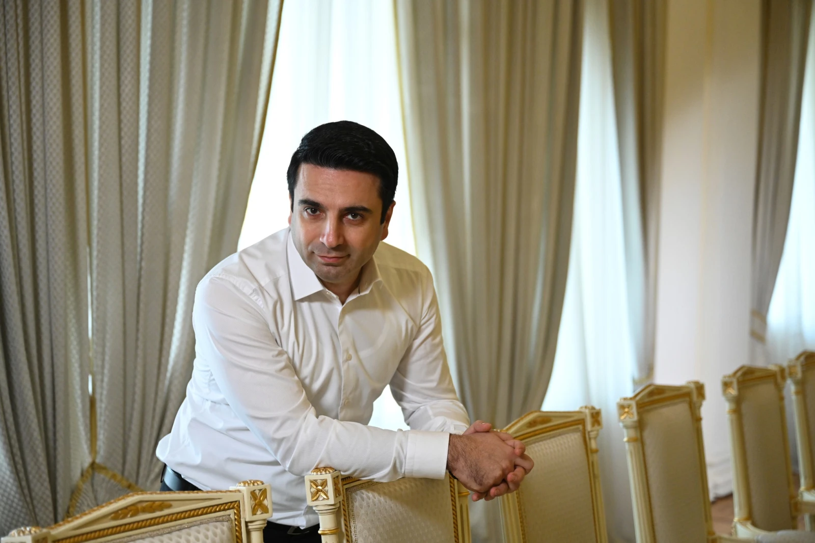 «Հրապարակ»․ Ալեն Սիմոնյանը յուրայիններին իր հետ է տարել