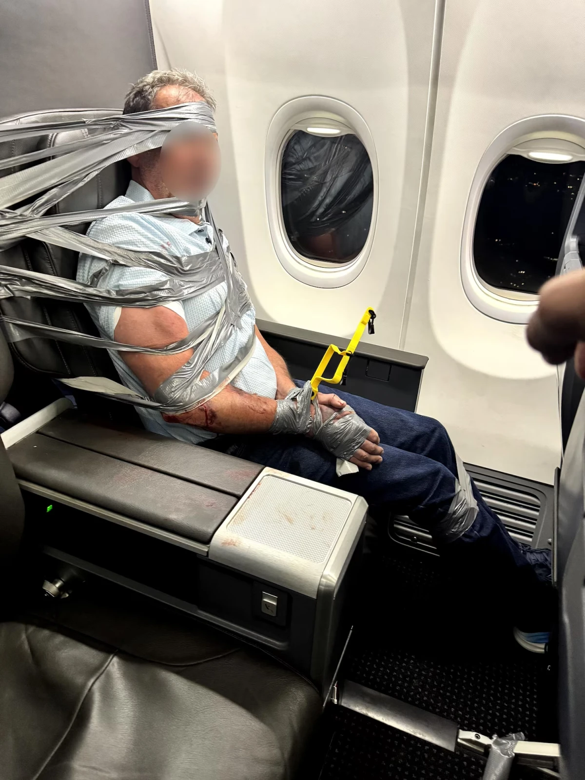 Пассажира связали клейкой лентой после драки на борту American Airlines