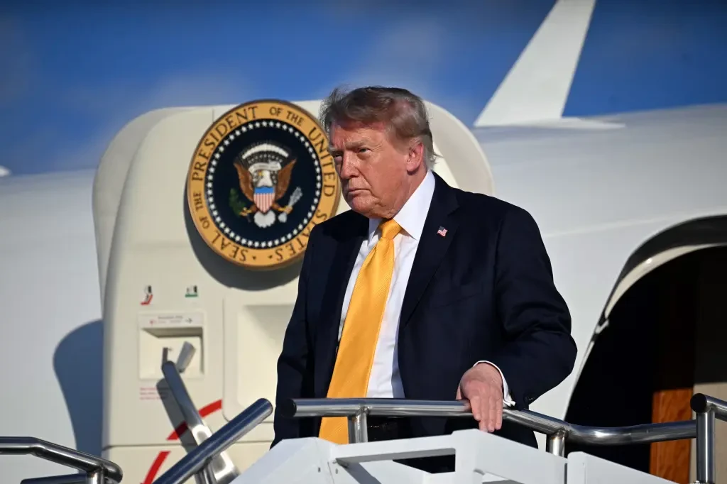 Трамп стал брюнетом? Новая прическа президента США взорвала соцсети