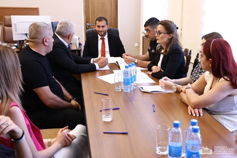 Երկու ոստիկան ազատվել է աշխատանքից, ևս մեկը «խիստ նկատողություն» է ստացել (վիդեո)