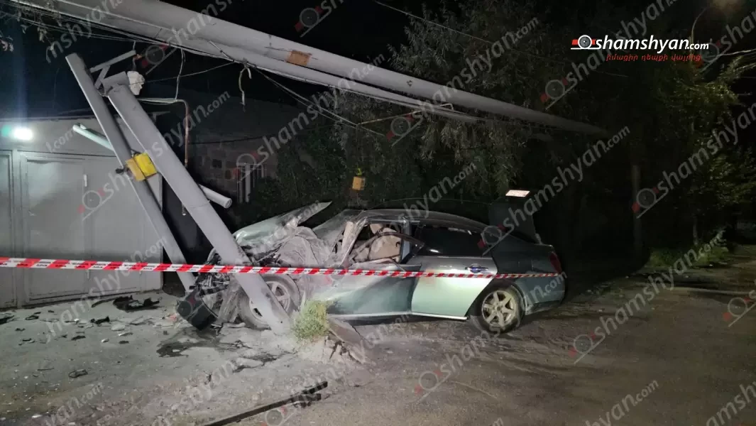 Նոր Արեշում Nissan Teana-ն բախվել է կայանված «Գազել»-ին, ապա կոտրել գազատար խողովակի հենասյուները. կան վիրավորներ