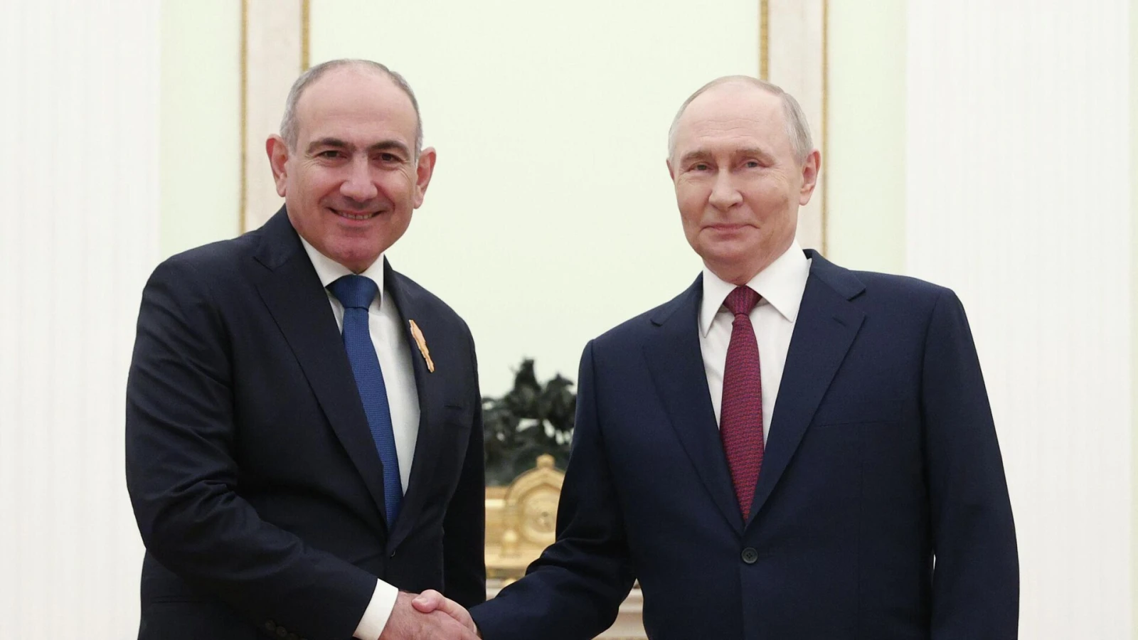 Песков: Путин и Пашинян обсудят проведение референдума в Армении