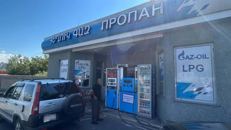 «Դավո օիլ»-ի լցակայանում փակցվել է «Մենք տուգանվել ենք թերլիցքավորման համար» պաստառ