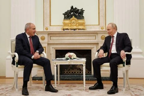 «Իրավունք». «Գնամ ՌԴ` գամ, նոր վերջնական կուրսը կհասկանանք, հիմա ո՛չ էս կողմ, ո՛չ էն կողմ». Փաշինյանը՝ թիմակիցներին