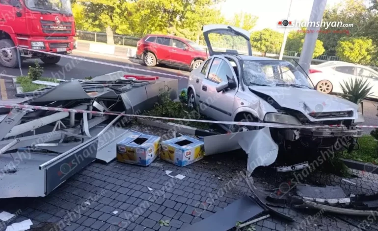 Opel–ը Իսակովի պողոտայում մխրճվել է «CPS» բենզալցակայանի մեջ՝ կոտրելով էլեկտրասյունն ու գովազդային վահանակը. կա վիրավոր