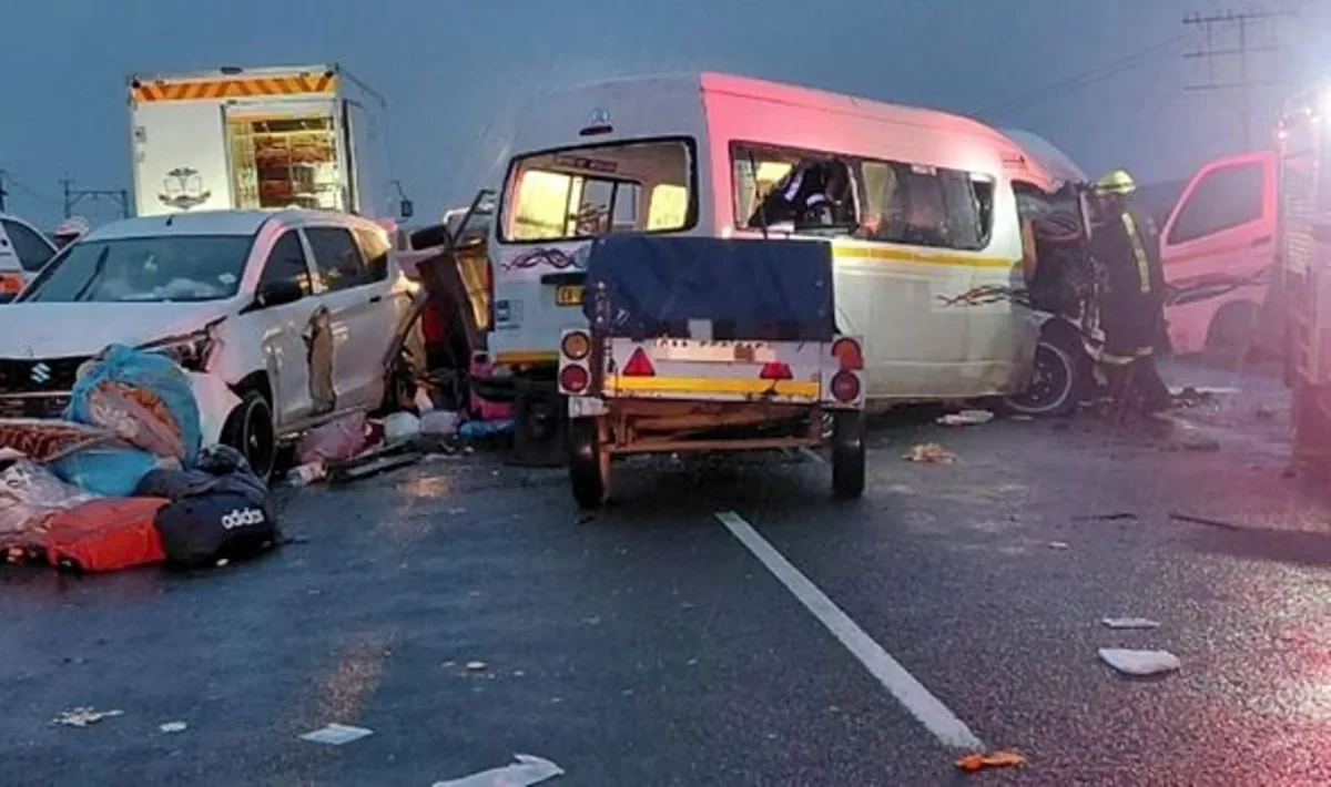 В ЮАР при столкновении трех автомобилей погибло более 20 человек