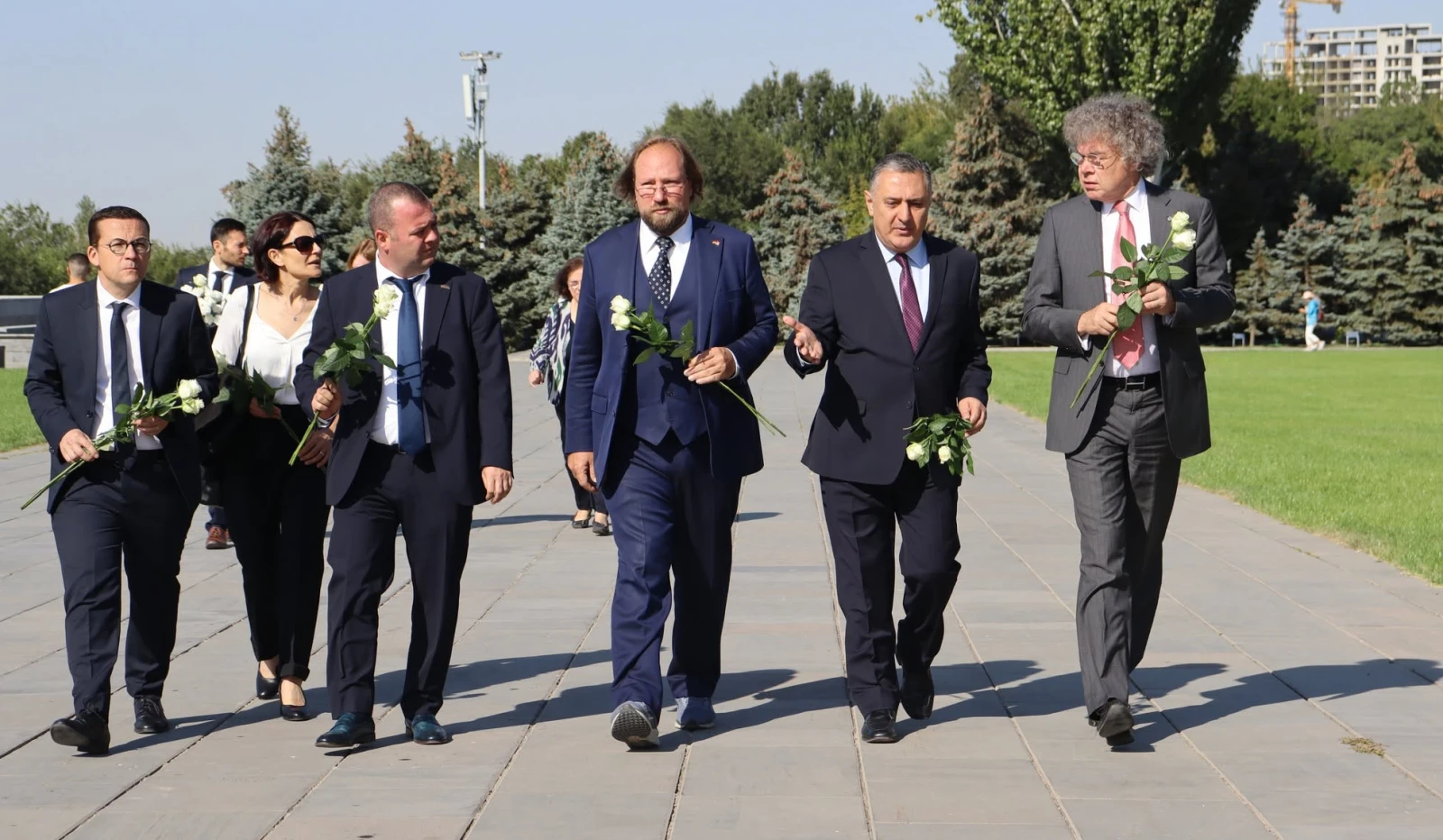 Գերմանիայի Բունդեսթագի ԵՄ հարցերով հանձնաժողովի նախագահն այցելել է Ծիծեռնակաբերդի հուշահամալիր