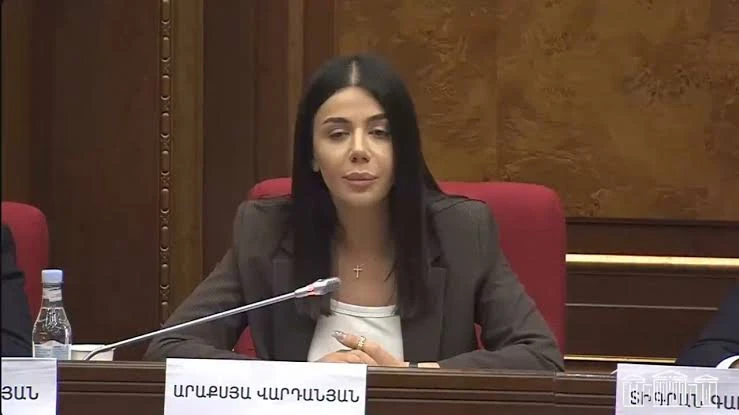 «Ժողովուրդ». Գրատախտակի գնացած Արաքսյա Վարդանյանը ծանր վիճակում է․ նա արտասվում էր