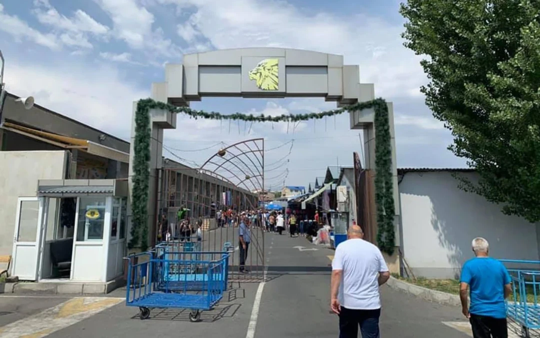 Այս պահին խուզարկում են Առինջ մոլի տնօրեն Ալիկ Նազարյանի տունը. Armlur