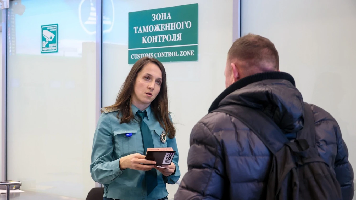 Россиянам ужесточат ограничения на вывоз за границу золота и наличных рублей