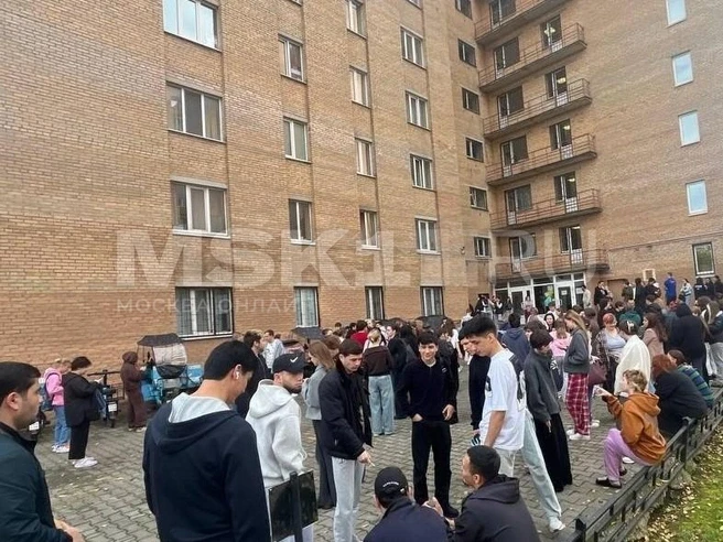 Сразу в нескольких крупных вузах Москвы эвакуация: студентов вывели на улицу, занятия отменили