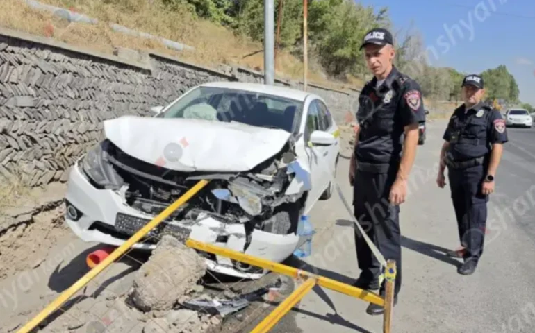Աճառյան փողոցում՝ Առինջի կամարի մոտ, բախվել են BMW-ն ու Nissan-ը. վերջինս էլ՝ երկաթե ճաղավանդակին. կան վիրավորներ