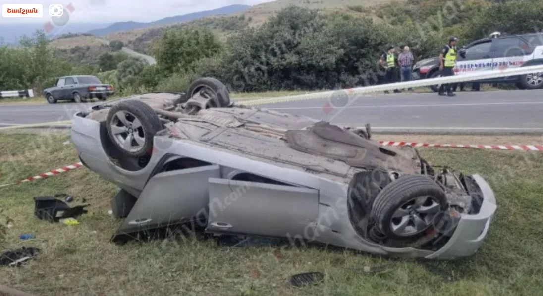 Բաղանիսում 44-ամյա վարորդը «BMW»-ով բախվել է հողաթմբերին և գլխիվայր հայտնվել դաշտում․ կա 4 վիրավոր