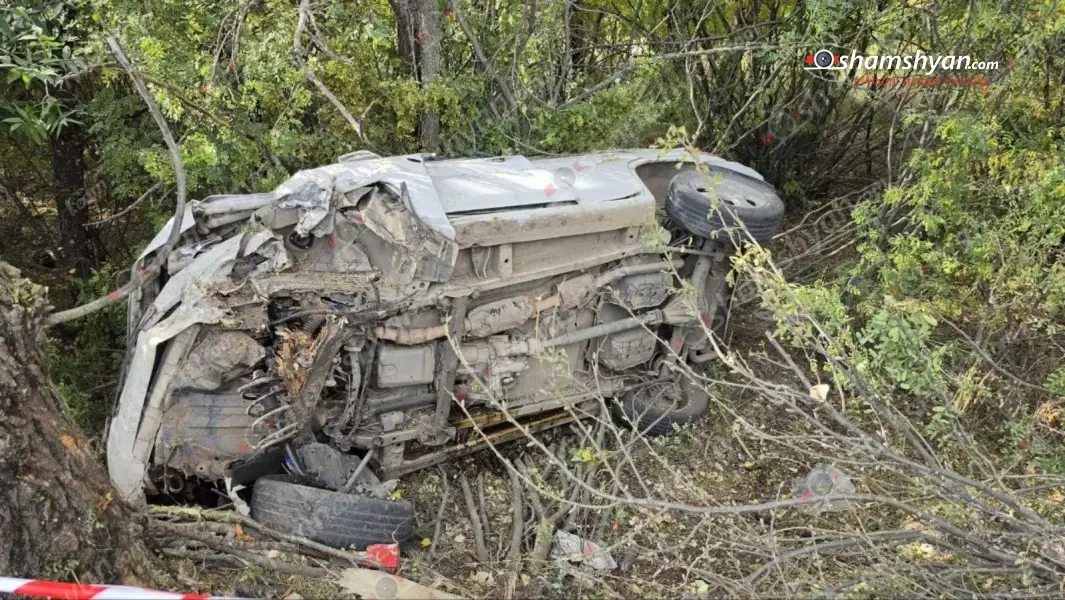 Կոտայքի մարզում «Mitsubishi Pajero»-ն բախվել է ծառերին և կողաշրջված հայտնվել ծառերի մեջ․ կա վիրավոր