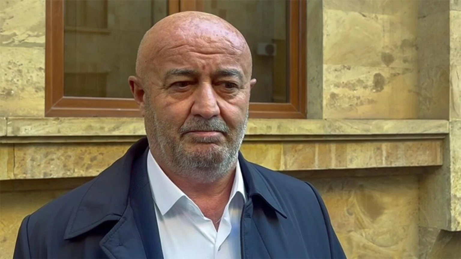 «Ժողովուրդ». Հովիկ Աղազարյանի գործի գլխավոր վկան փախուստի մեջ է. դատարանում նրա անունն են տալիս, բայց ինքը չկա