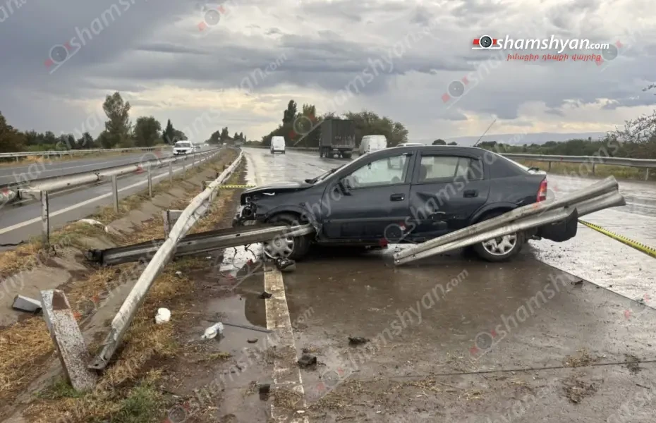 Արարատի մարզում Opel Astra-ն բախվել է երկաթե արգելապատնեշներին, կոտրել դրանք, որոնցից մեկը հայտնվել է մեքենայի սրահում․ կա վիրավոր