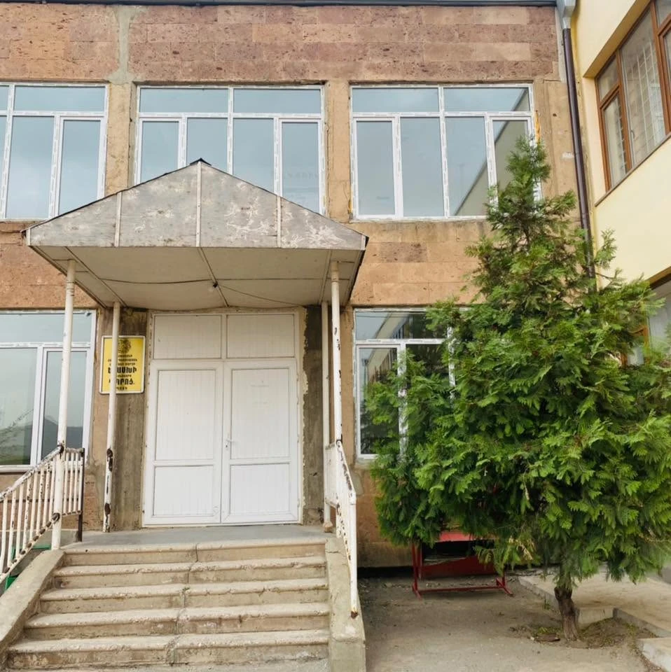 Երասխի դպրոցում աշակերտուհուն ապտակելու դեպքով մեղադրանք է ներկայացվել նրա համադասարանցու հորը. մանրամասներ