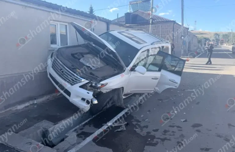 Մարտունիում բախվել են «Lexus LX570»-ը և «Opel»-ը․ այնուհետև «Lexus»-ը բախվել է տան քարե պատնեշին․ կա վիրավոր