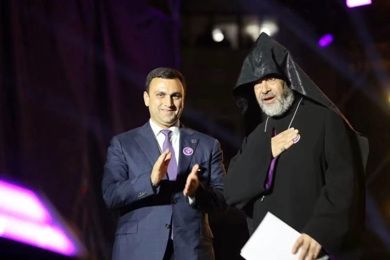 Եկեղեցու դեմ արշավին միացած Սիոն Սրբազանին «Էջմիածին քաղաքի պատվավոր քաղաքացի» մեդալ են շնորհել