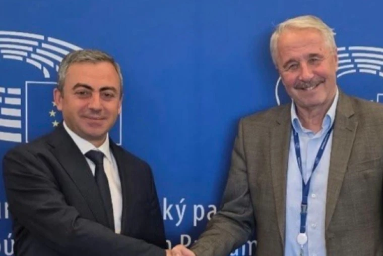 Իշխան Սաղաթելյանն ու Յանիս Մանյատիսն քննարկել են Արցախի մշակութային ժառանգության պաշտպանության հարցերը