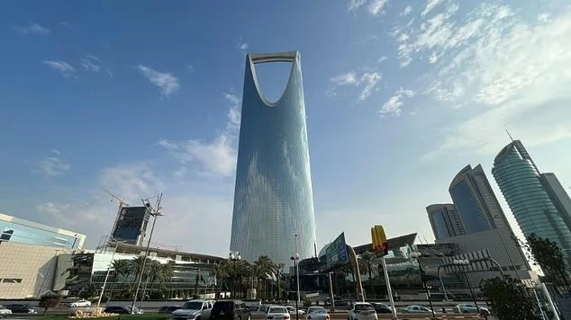 Էր-Ռիադում Kingdom Centre երկնաքերի աշխատակիցներին հութիների հարձակումներից հետո տեղափոխել են հեռավար աշխատանքի