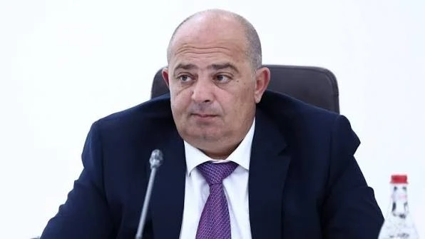 Տավուշի մարզպետ Հայկ Ղալումյանը առանց որեւէ հարցի պատասխանելու հեռացավ կառավարությունից (վիդեո)