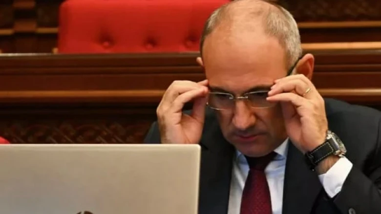 «Փաստ». «Ում հետ նկարվել ես, թող նա էլ աշխատանք տա». Փաշինյանին են փոխանցվել քաղաքական ազատումների կոնկրետ անուններ