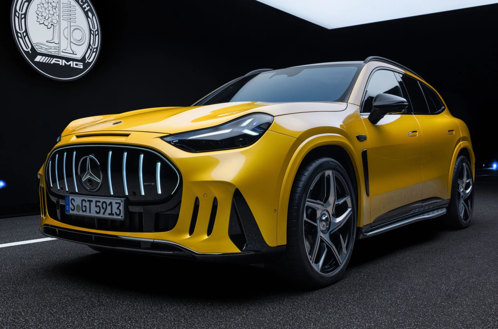 Mercedes представил новый спортивный кроссовер: Известна цена