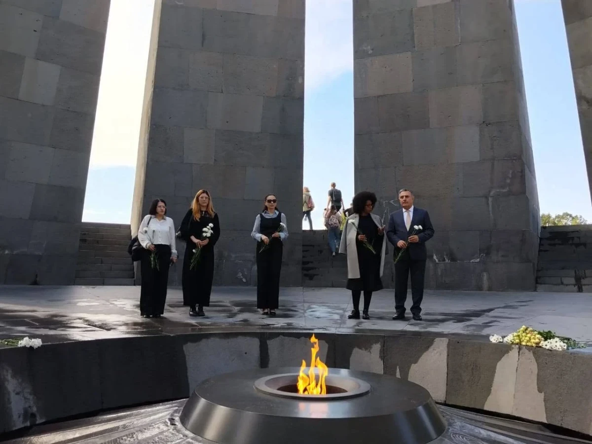 Փարիզի քաղաքապետարանի ներկայացուցիչներն այցելել են Հայոց ցեղասպանության հուշահամալիր (ֆոտո)