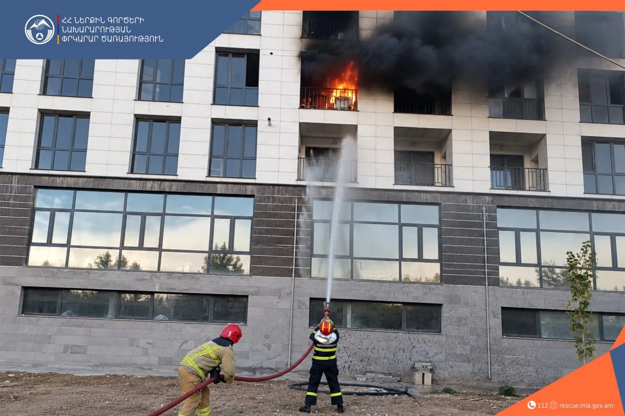 В одной из нежилых квартир новостройки на улице Ашхабада вспыхнул пожар: сгорели бытовые вещи