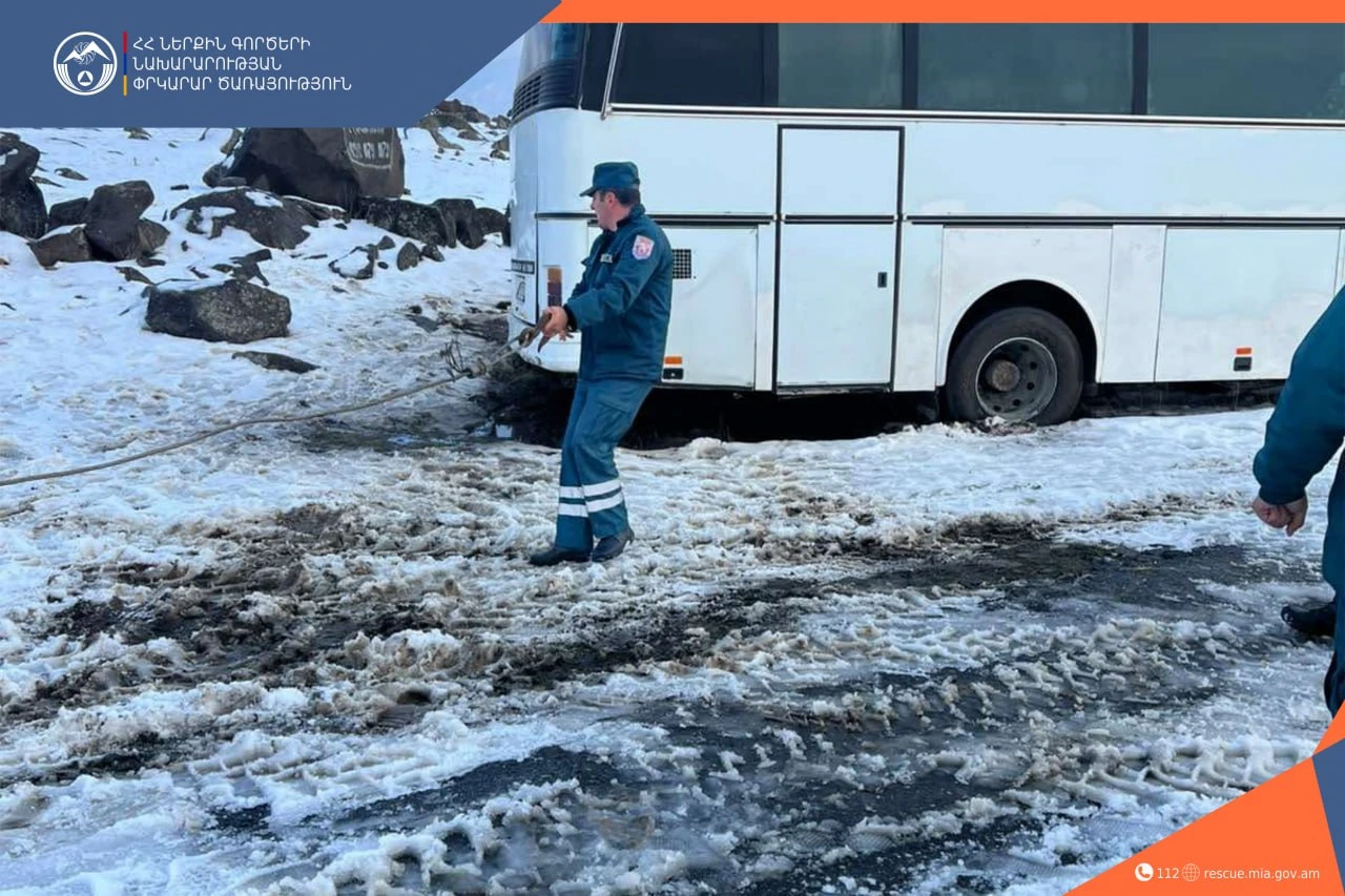 «Քարի լիճ» տանող ավտոճանապարհին արգելափակված ավտոբուսի 49 ուղևորները տեղափոխվել են Ամբերդ բնակավայր