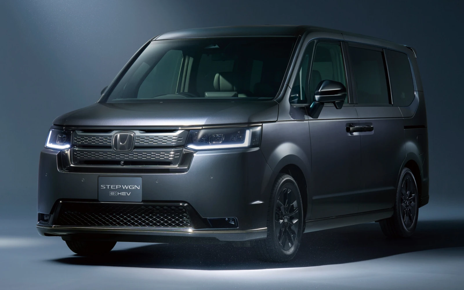 У Honda Stepwgn появилась «черная» спецверсия