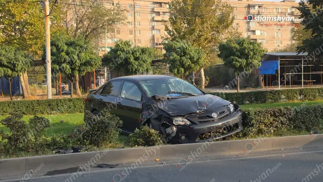 Րաֆֆու փողոցում բախվել են Zhongtong ավտոբուսը, Jeep Compass-ը և Toyota Corolla-ն․ վերջինս հայտնվել է գազոնի վրա