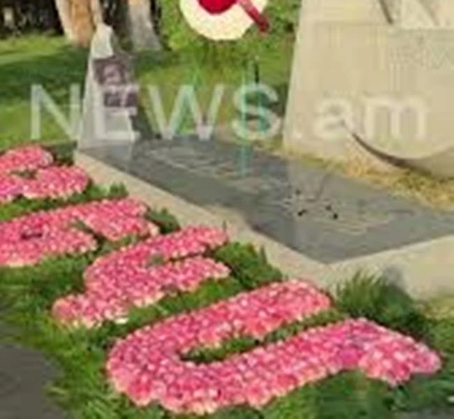Վազգեն Սարգսյանի շիրիմին ծաղիկներ են խոնարհված ԵԿՄ-ի կողմից (վիդեո)