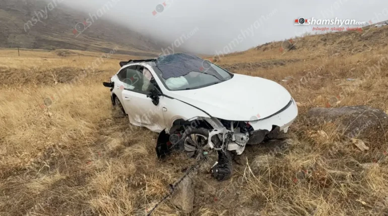 Deepal-ը Զանգակատուն գյուղում բախվել է բետոնե սյանը, քարերին և հայտնվել ձորակում. ամուսինները տեղափոխվել են հիվանդանոց