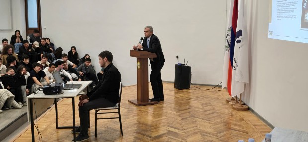2dcb3b890b145076907cde5a15e9348bcfa89cf5b8612fc0e52500052d052cb6.jpg (49 KB)