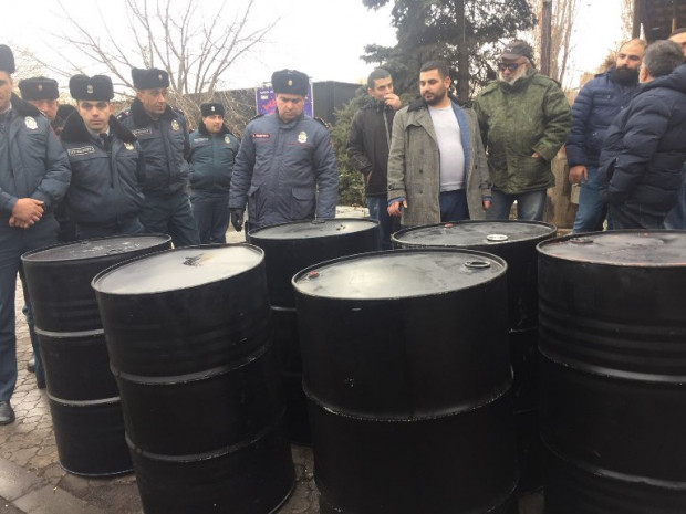 Տեսանյութ.Նավթի տակառներ՝ Բաղրամյան 26 -ում. նախագահը փա՞յ ունի Ադրբեջանի գազային եւ նավթային ենթակառուցվածքներում